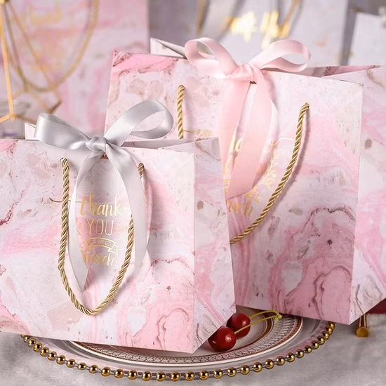 中国工場卸売高級高品質カスタム PP ハンドル紙ショッピング包装トート ギフト バッグ リボン付き閉じたガーメント バッグ